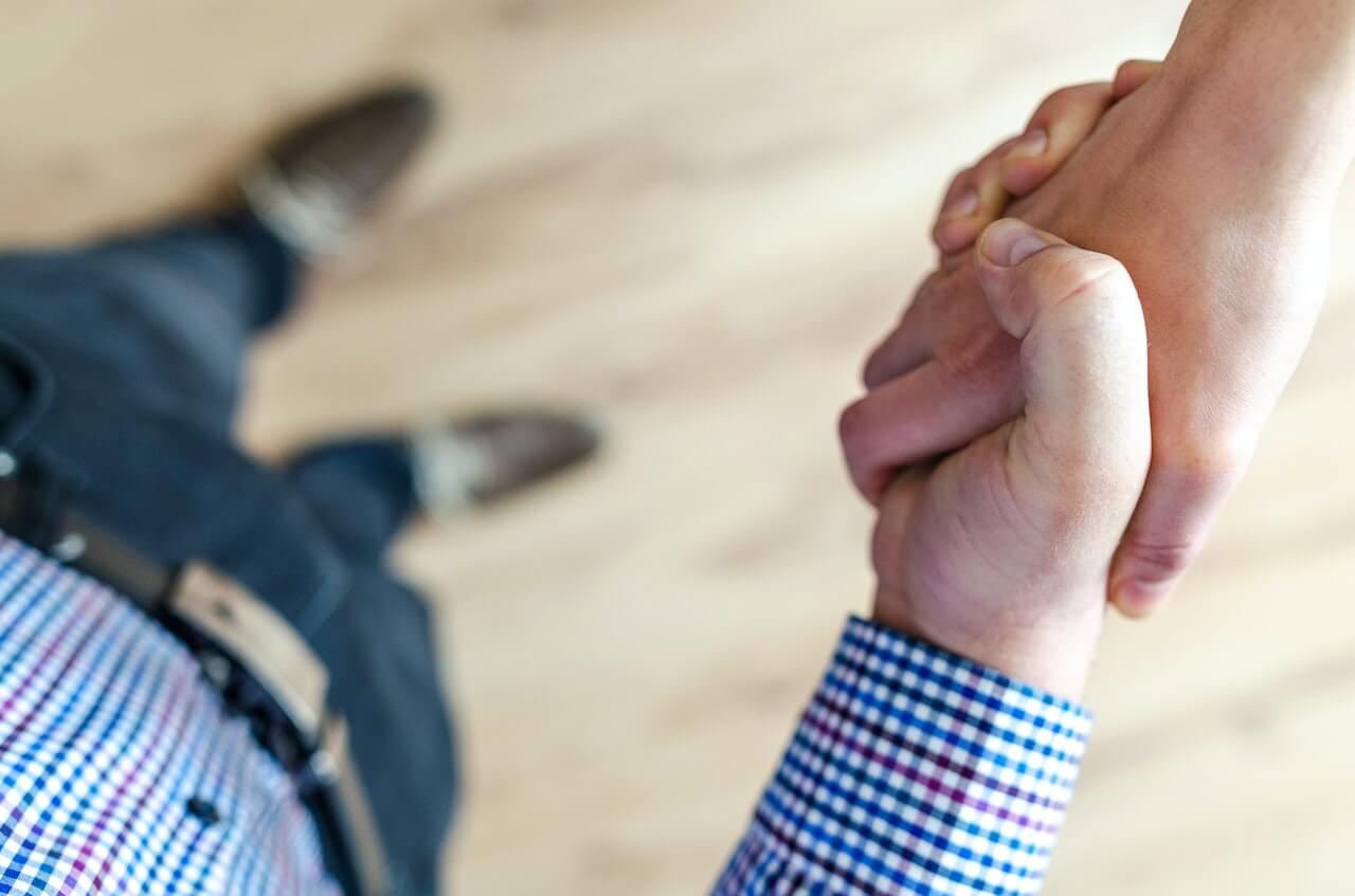 handshake between a landlord and a tenant